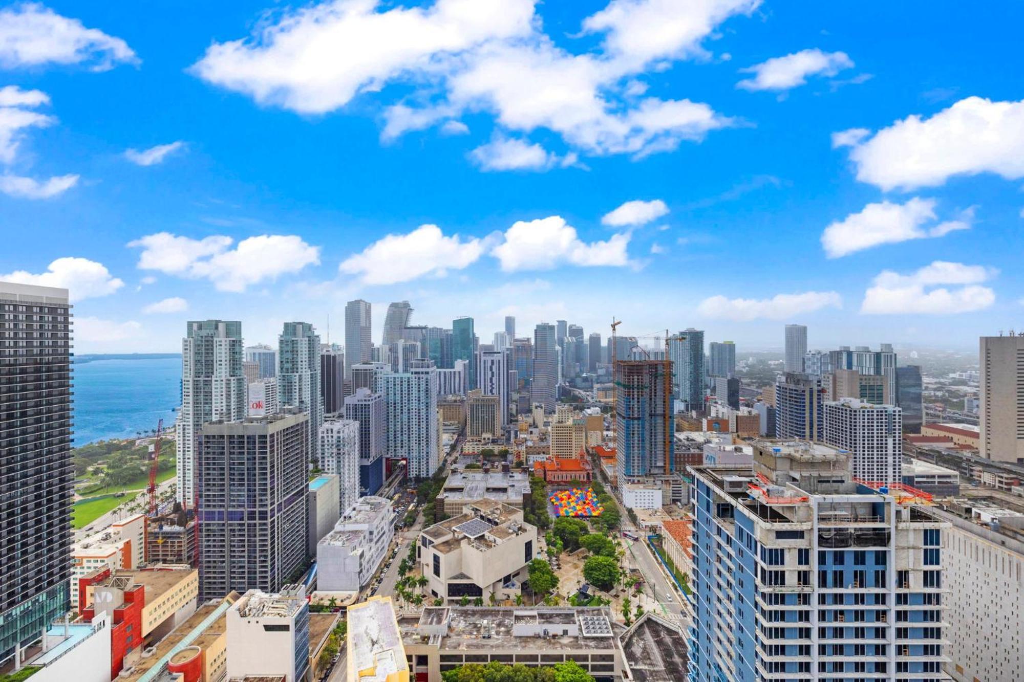 Stunning With Free Parking On 46th Floor! Apartamento