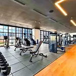 Stunning Condo With Free Parking On 46Th Floor!